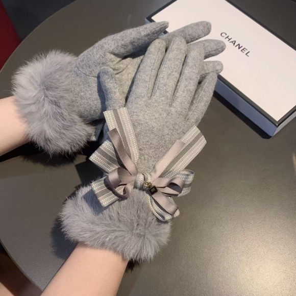 <AUTHENTIC>Chanel Gray Wool Fur Bow Gloves - Picture 4 of 5